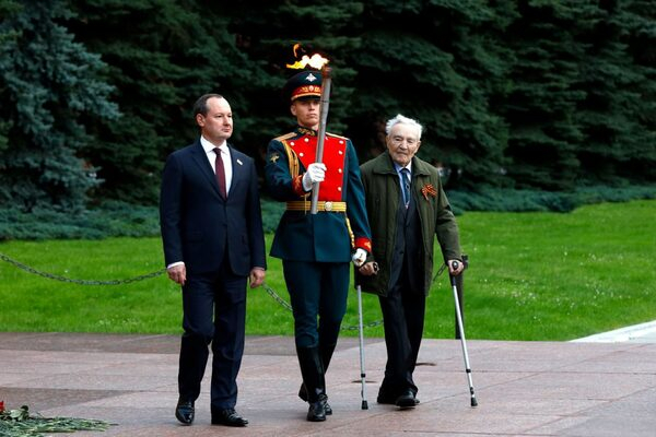 Частица Вечного огня отправилась от стен Кремля на мемориал энергетикам-героям, который откроют в субботу 19 сентября Частица Вечного огня отправилась от стен Кремля на мемориал энергетикам-героям, который откроют в субботу 19 сентября