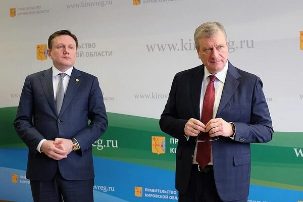 Александр Чурин представил губернатору Кировской области Игорю Васильеву отчет о работе правительства за три года Александр Чурин представил губернатору Кировской области Игорю Васильеву отчет о работе правительства за три года