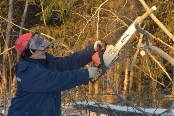 Калужские энергетики ликвидируют последствия удара стихии Калужские энергетики ликвидируют последствия удара стихии