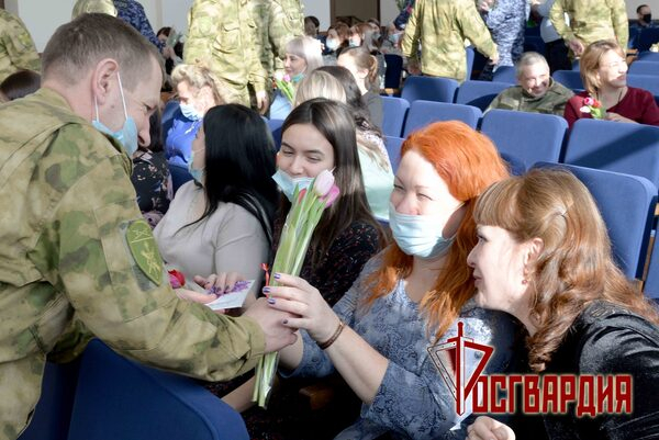 В Зауралье росгвардейцы поздравили женщин с 8 Марта В Зауралье росгвардейцы поздравили женщин с 8 Марта