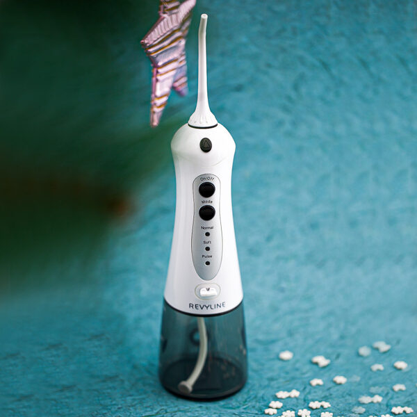 Портативный ирригатор Revyline RL 200 XL незаменим для гигиены полости рта Портативный ирригатор Revyline RL 200 XL незаменим для гигиены полости рта