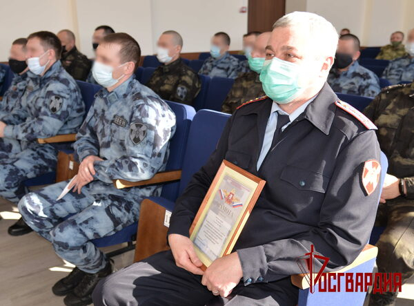 В Кургане наградили отличившихся военнослужащих и сотрудников Росгвардии В Кургане наградили отличившихся военнослужащих и сотрудников Росгвардии