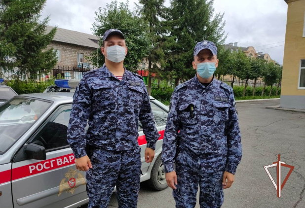 Росгвардейцы в Свердловской области задержали грабителя, напавшего на пожилую женщину Росгвардейцы в Свердловской области задержали грабителя, напавшего на пожилую женщину