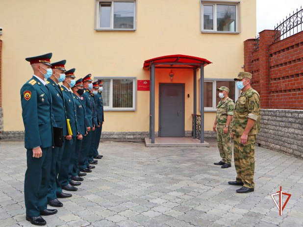 В Уральский округ Росгвардии для прохождения службы прибывают лейтенанты-выпускники военных вузов В Уральский округ Росгвардии для прохождения службы прибывают лейтенанты-выпускники военных вузов