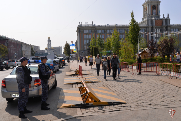 В Екатеринбурге росгвардейцы приняли участие в охране порядка на мероприятиях в честь дня города В Екатеринбурге росгвардейцы приняли участие в охране порядка на мероприятиях в честь дня города