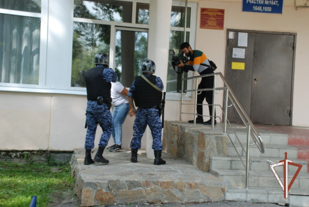 На Среднем Урале сотрудники Росгвардии проверяют готовность школ к новому учебному году На Среднем Урале сотрудники Росгвардии проверяют готовность школ к новому учебному году