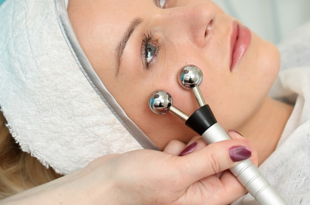 Карина Росс рассказала, как с помощью микротоковой терапии избавиться от морщин и глубоких заломов кожи Карина Росс рассказала, как с помощью микротоковой терапии избавиться от морщин и глубоких заломов кожи