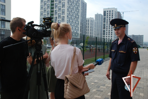 В Екатеринбурге росгвардейцы продемонстрировали журналистам навыки в обеспечении безопасности учебных заведений В Екатеринбурге росгвардейцы продемонстрировали журналистам навыки в обеспечении безопасности учебных заведений
