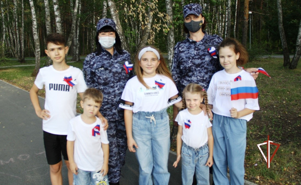 Ленточки триколор росгвардейцы вручают жителям Тюменской области Ленточки триколор росгвардейцы вручают жителям Тюменской области
