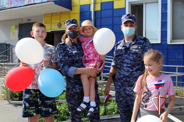 Тюменские росгвардейцы поздравили с государственным праздником детей с ограниченными возможностями здоровья Тюменские росгвардейцы поздравили с государственным праздником детей с ограниченными возможностями здоровья