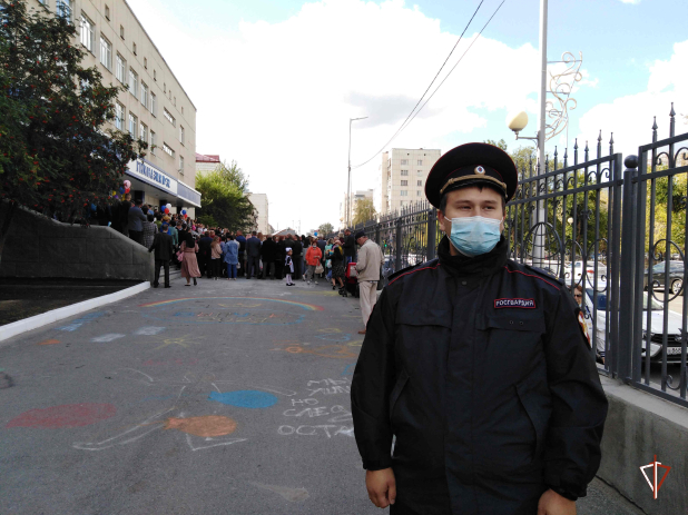 В Зауралье Росгвардия поздравила подшефных с Днем знаний и обеспечила охрану правопорядка В Зауралье Росгвардия поздравила подшефных с Днем знаний и обеспечила охрану правопорядка