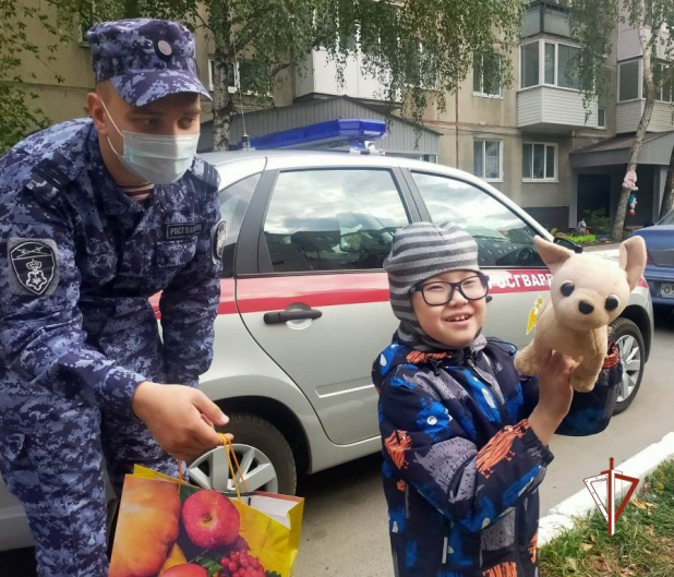 В Тюмени представители Росгвардии вручили подарки семьям, воспитывающим детей с ограниченными возможностями здоровья В Тюмени представители Росгвардии вручили подарки семьям, воспитывающим детей с ограниченными возможностями здоровья