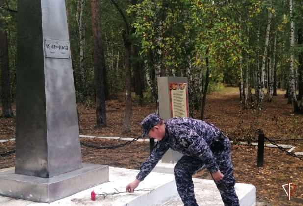 В рамках проекта «На страже памяти» росгвардейцы облагородили памятник в Зауралье В рамках проекта «На страже памяти» росгвардейцы облагородили памятник в Зауралье
