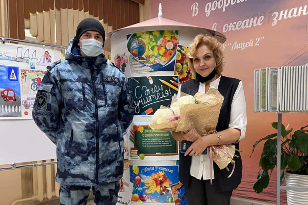 Сотрудники Росгвардии поздравили педагогов Югры с Международным днем учителя Сотрудники Росгвардии поздравили педагогов Югры с Международным днем учителя
