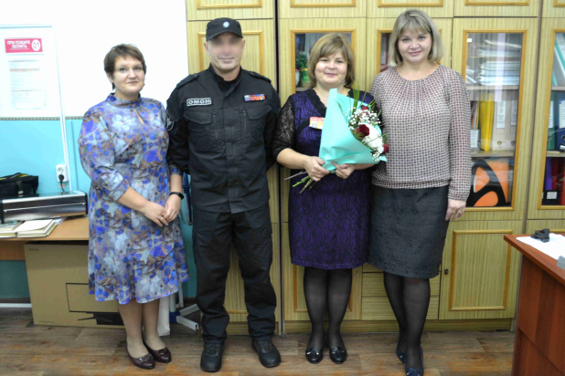 В Кургане росгвардейцы поздравили педагогов подшефных школ с профессиональным праздником В Кургане росгвардейцы поздравили педагогов подшефных школ с профессиональным праздником