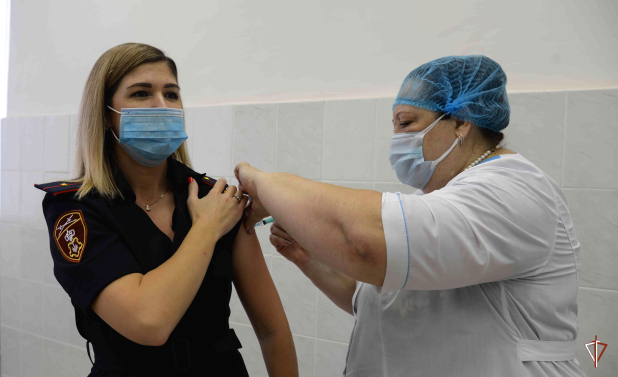 Сотрудники Росгвардии проходят ревакцинацию от COVID-19 и прививаются против гриппа Сотрудники Росгвардии проходят ревакцинацию от COVID-19 и прививаются против гриппа