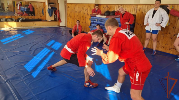 Титулованный самбист провел мастер-класс для сотрудников Екатеринбургского ОМОН на транспорте Титулованный самбист провел мастер-класс для сотрудников Екатеринбургского ОМОН на транспорте