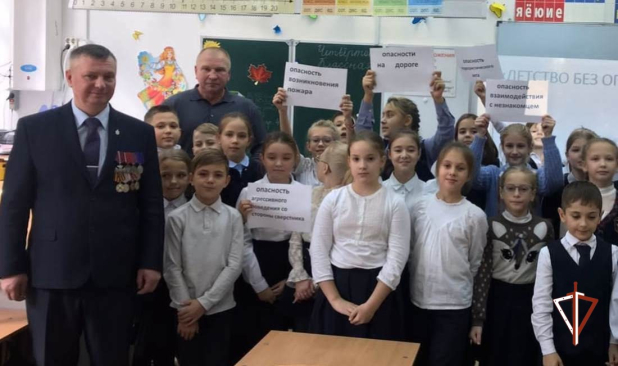 1Ветераны тюменского СОБР рассказали школьникам о подвиге сослуживца Героя России Тимура Мухутдинова 1Ветераны тюменского СОБР рассказали школьникам о подвиге сослуживца Героя России Тимура Мухутдинова