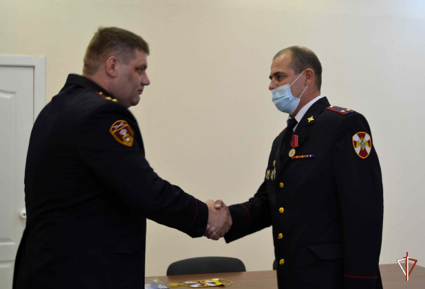 В Зауралье в честь профессионального праздника наградили сотрудников вневедомственной охраны Росгвардии В Зауралье в честь профессионального праздника наградили сотрудников вневедомственной охраны Росгвардии