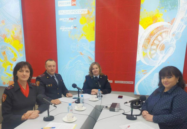 Офицеры Росгвардии в прямом радиоэфире обсудили вопросы предоставления госуслуг в области оборота оружия и безопасности граждан в Тюмени Офицеры Росгвардии в прямом радиоэфире обсудили вопросы предоставления госуслуг в области оборота оружия и безопасности граждан в Тюмени