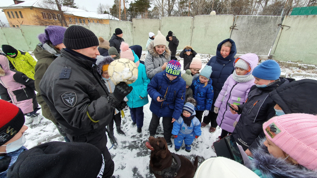 Сотрудники транспортного ОМОН Росгвардии провели тематическую экскурсию для екатеринбургских школьников Сотрудники транспортного ОМОН Росгвардии провели тематическую экскурсию для екатеринбургских школьников
