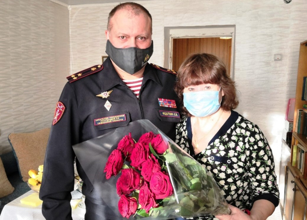 В Тюмени начальник территориального управления Росгвардии и офицеры спецподразделений поздравили матерей погибших боевых товарищей В Тюмени начальник территориального управления Росгвардии и офицеры спецподразделений поздравили матерей погибших боевых товарищей
