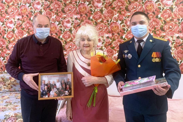 Офицеры Росгвардии в Тюмени поздравили с 95-летием ветерана войны Офицеры Росгвардии в Тюмени поздравили с 95-летием ветерана войны