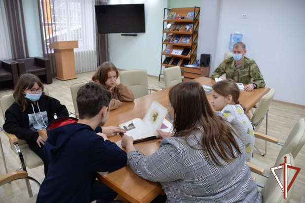 Офицер Росгвардии рассказал воспитанникам югорского социального центра о создателе внутренней стражи России - графе Комаровском Офицер Росгвардии рассказал воспитанникам югорского социального центра о создателе внутренней стражи России - графе Комаровском