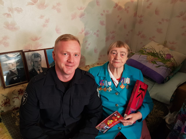 На Среднем Урале Росгвардейцы навестили маму Героя России Виктора Чечвия На Среднем Урале Росгвардейцы навестили маму Героя России Виктора Чечвия