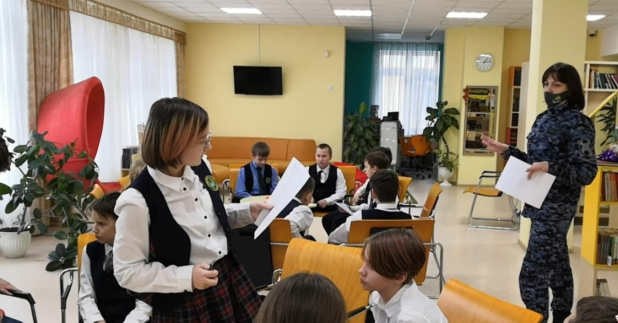 Представители Росгвардии в Тюмени провели познавательный квест для школьников в рамках Дня Конституции Российской Федерации Представители Росгвардии в Тюмени провели познавательный квест для школьников в рамках Дня Конституции Российской Федерации