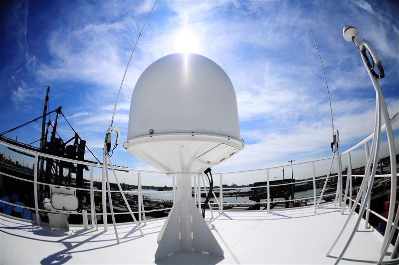 Под спутников. Морские VSAT антенны. РТКОММ морской VSAT. Спутниковая связь в море Иридиум - ГМССБ. Корабельная антенна.